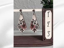 Load image into Gallery viewer, Earring Design Floral Design 134
