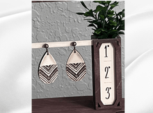 Load image into Gallery viewer, Earring Design Geometric 54

