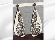 Load image into Gallery viewer, Earring Design Monstera
