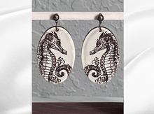 Load image into Gallery viewer, Earring Design Seahorse
